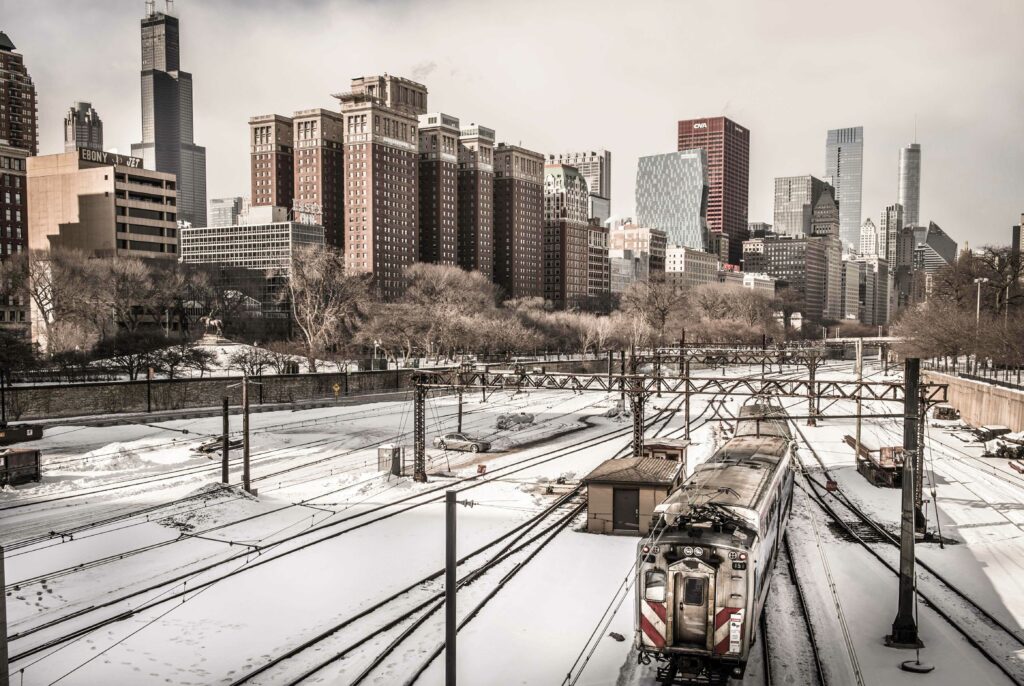 Le train de Chicago entouré d'immeubles