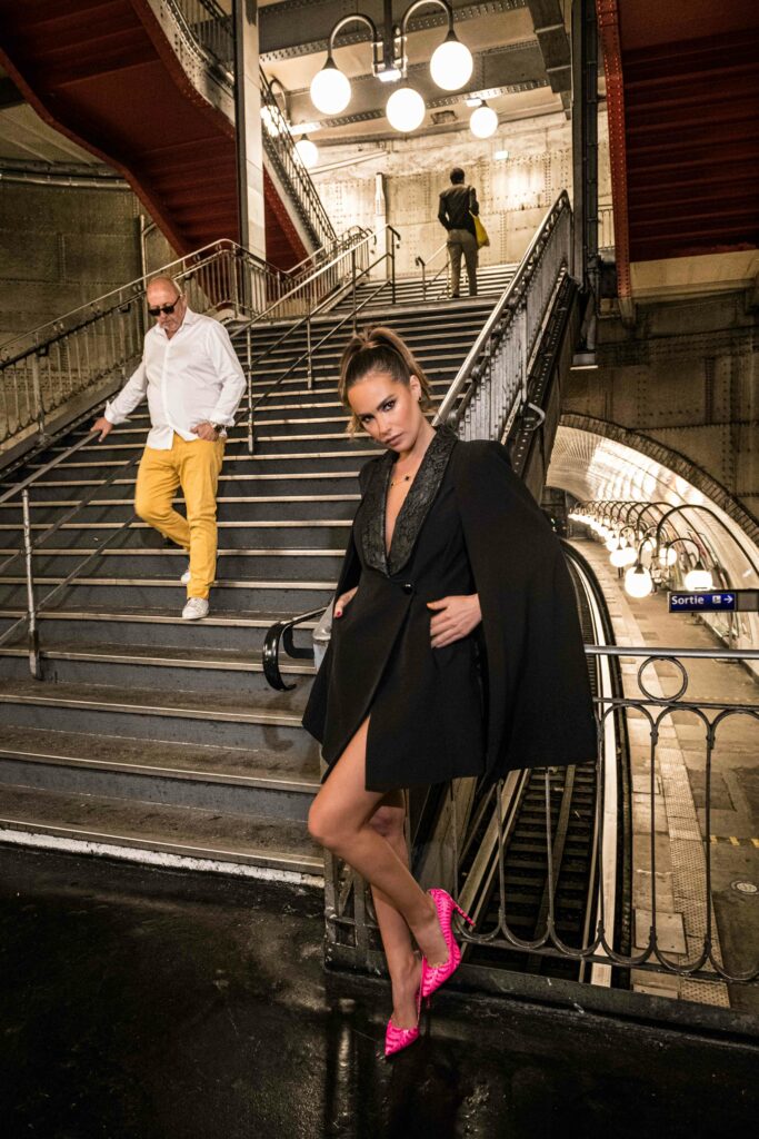 Femme en escarpins et tenu glamour dans les couloir du metro parisien