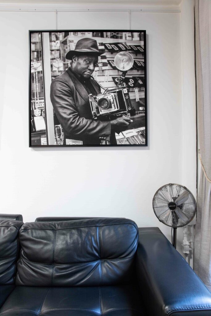 Photo d'art accroché par des cimaises dans un studio photo à Paris
