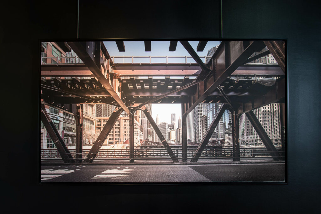 Photo d'art accroché par des cimaises dans un studio photo à Paris